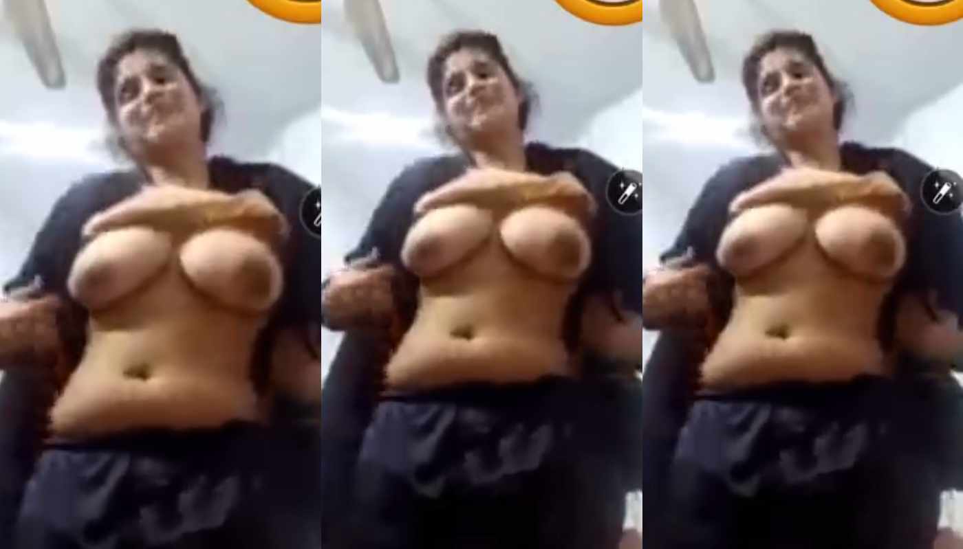 Desi Girl Showing Her Boobs