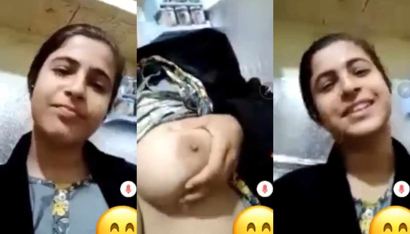 Desi Girl Showing Her Boobs