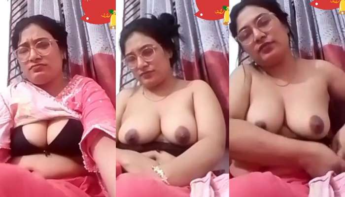 Cheater Chasmis aunty showing Boobs lover