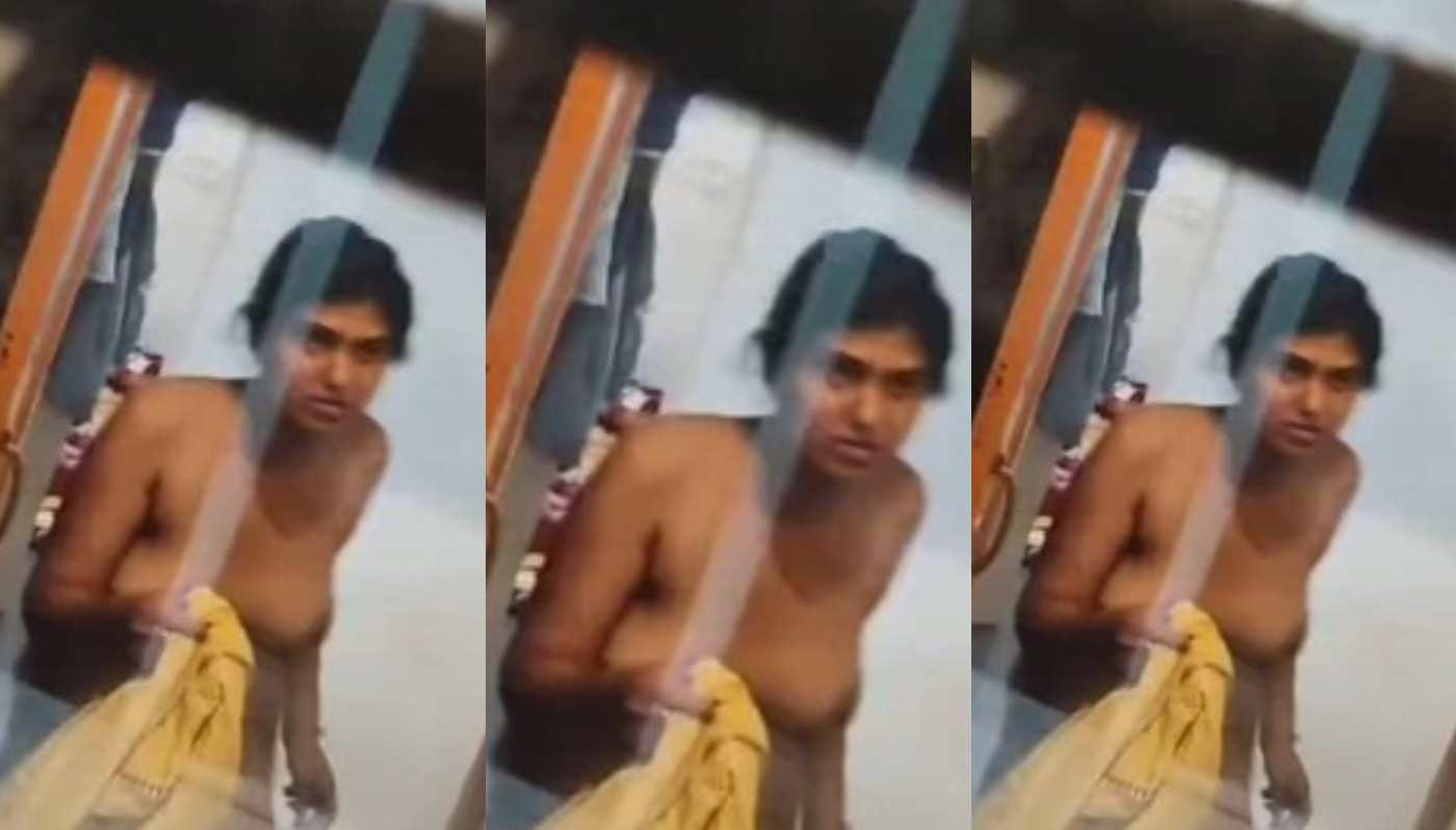 Neighbour Aunty Bathing Secretly Captured
